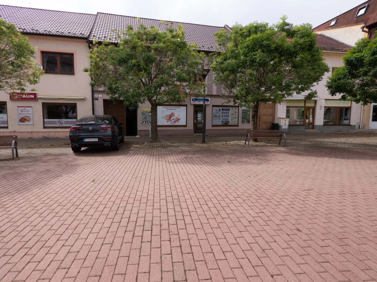 Komerčná budova 255 m², Brezová pod Bradlom – Nám. M. R. Štefánika